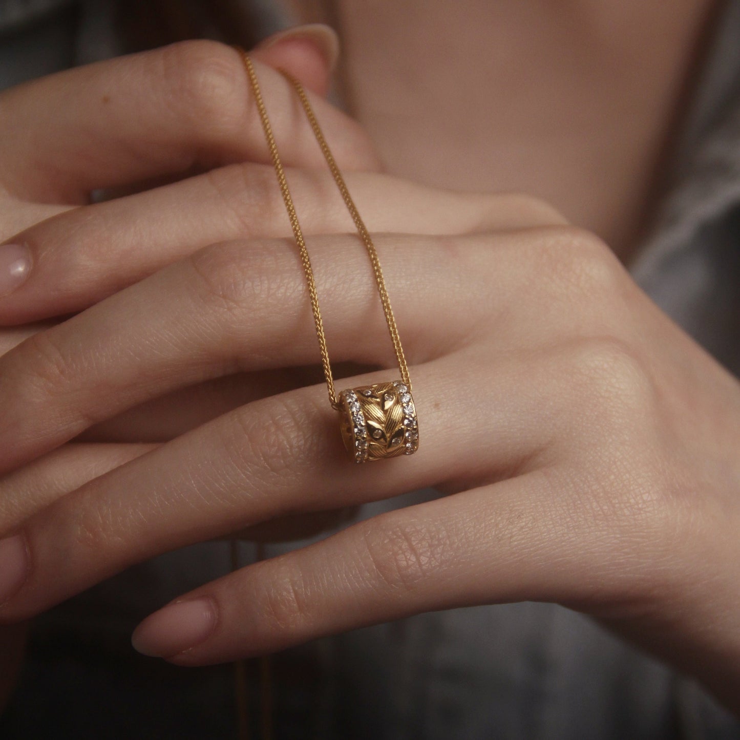 GOLD BARREL NECKLACE
