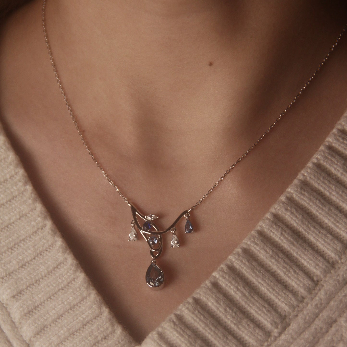 BLUE SIDE NECKLACE - WHITE GOLD